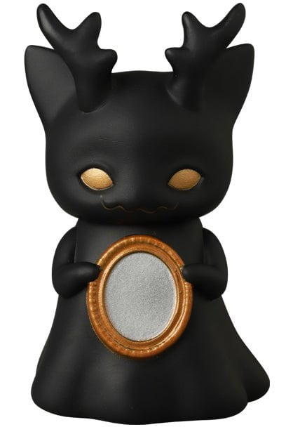 Medicom (JP)’s Ghost Morris — VAG 10th Anniversary is a black, cat-like Japanese vinyl toy with antler-shaped ears and gold eyes, holding a round mirror. This collectible echoes the charm of classic Vinyl Artist Gacha figures.