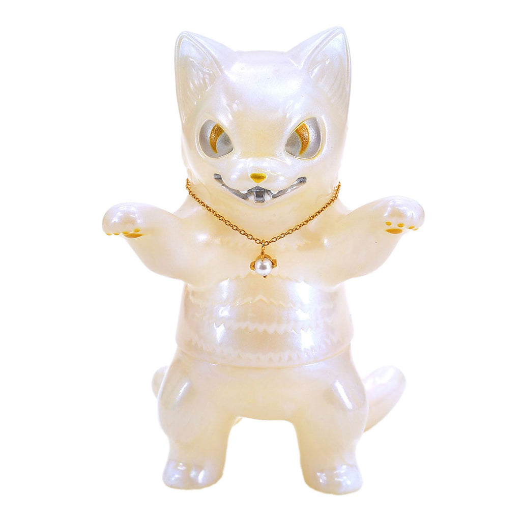 A limited edition white Negora Birthstone Collection — Pearl cat figurine adorned with a pearl necklace by Konatsuya (JP).