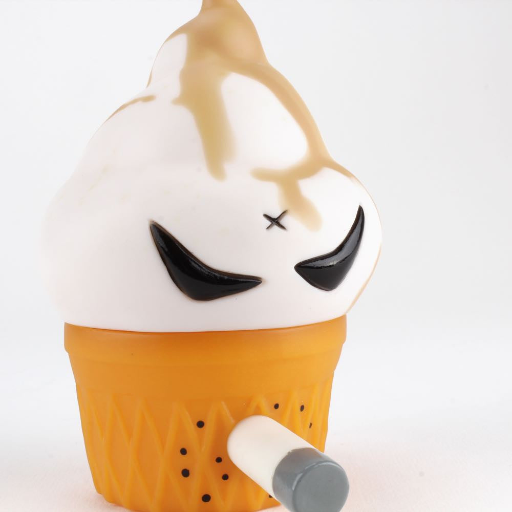 The Smorkin' Monger Jerome - Caramel Drizzle by Squibbles Ink + Rotofugi (US) is a special edition vinyl toy inspired by Frank Kozik’s design, featuring a white swirl with cartoonish eyes, an