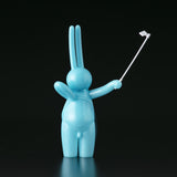 This Daily Flasher figurine, designed by mr. clement, is holding a golf club. From Tomenosuke Shoten (JP).