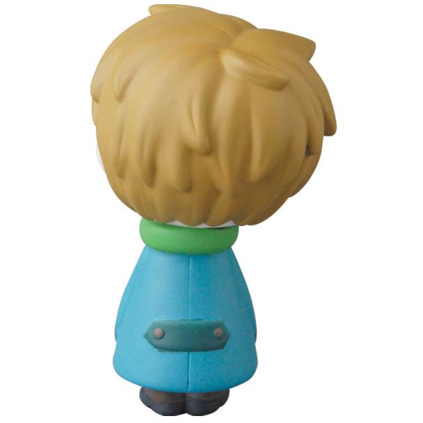 The VAG Series 25 β Edward the Timid Friend by SONIC, from the brand Medicom (JP), is a charming chibi figure featuring blond hair, wearing a blue coat and green scarf, facing away. This adorable piece embodies the charm typical of Japanese vinyl toy art, capturing the essence of iconic gachapon figures.