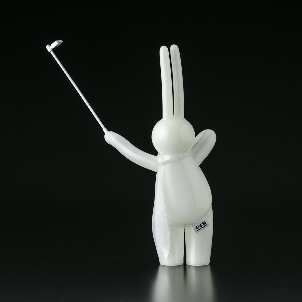 A white figurine of The Daily Flasher by mr. clement holding a Japanese vinyl golf club from Tomenosuke Shoten (JP).