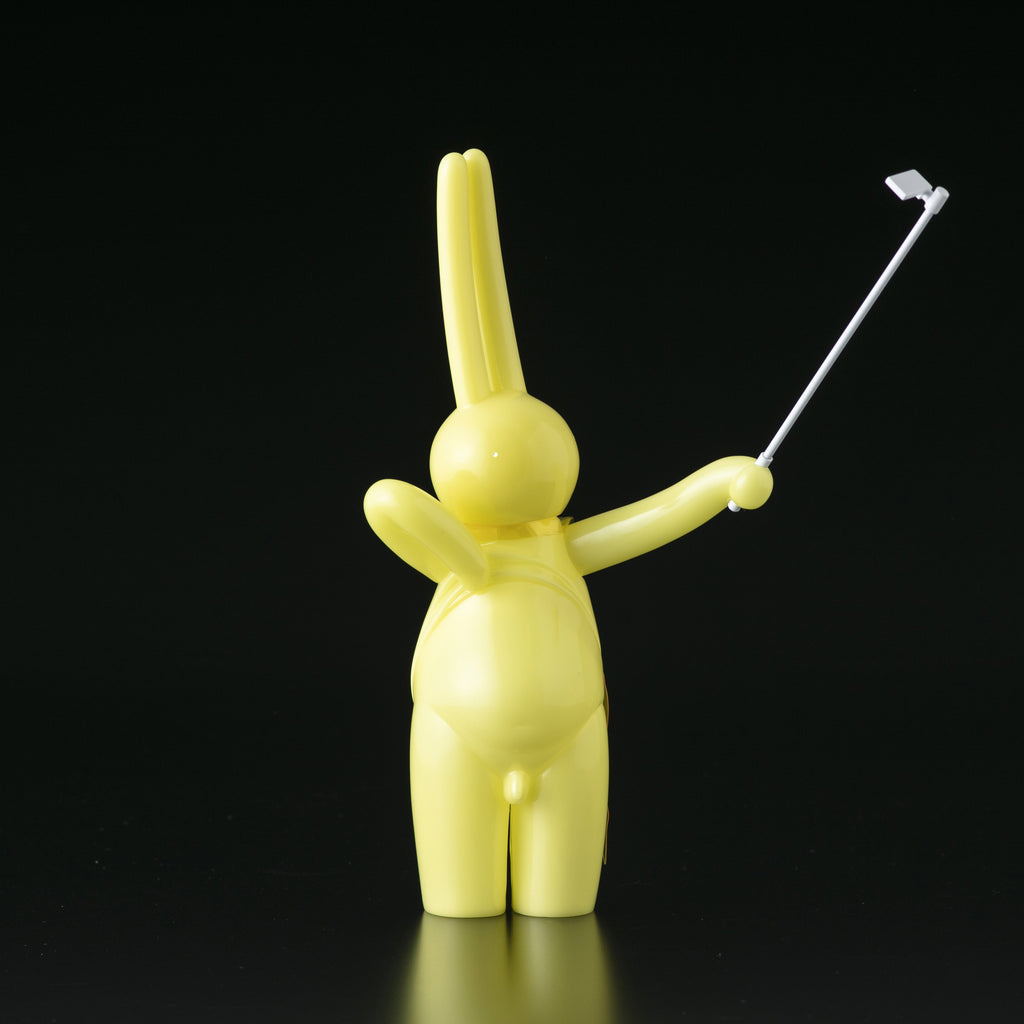 A yellow bunny figurine designed by Mr. Clement, holding a golf club from The Daily Flasher by Tomenosuke Shoten (JP).