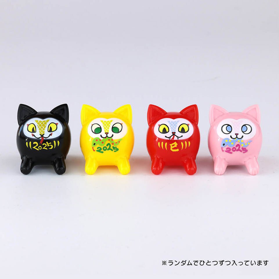 The Konatsuya 2025 Happy Set by Konatsuya (JP) features four small Snake Cat Daruma figurines in black, yellow, red, and pink, each marked with a year from 2023 to 2026. A Japanese asterisked note on the base enhances their allure.