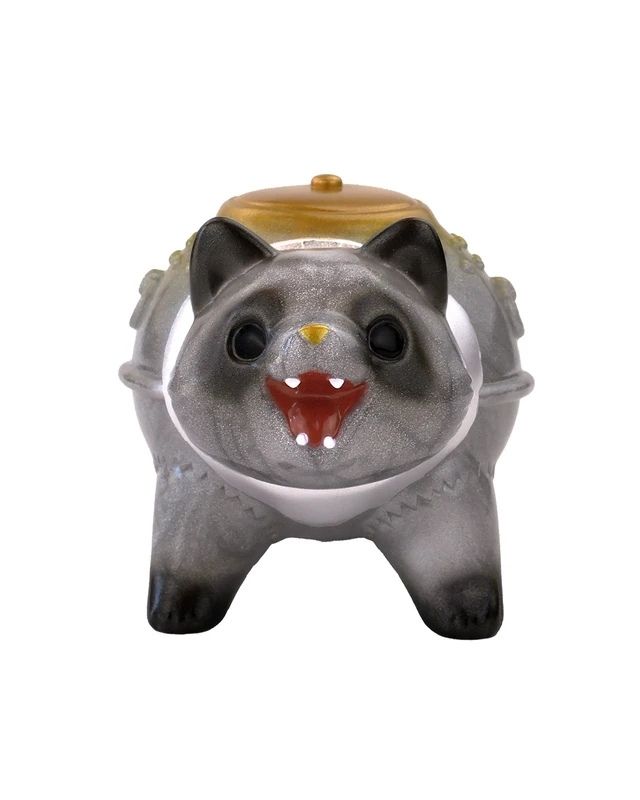 Konatsuya’s Chagara — Silver Rat is a limited edition ceramic figurine inspired by whimsical Chagara designs, shaped like a gray cat with an open mouth, white chest, and a golden object on its back.