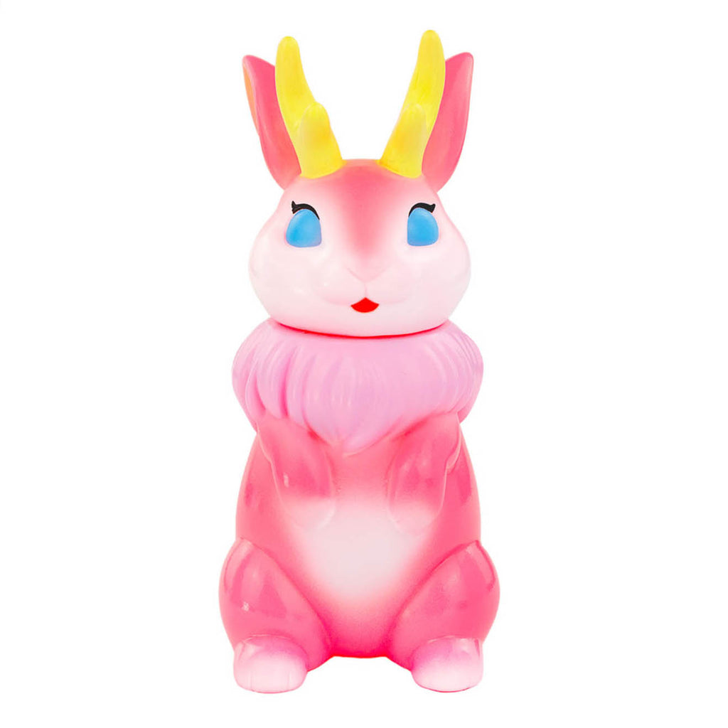 This charming Jackalon—Retro Pink figurine by Konatsuya (JP) resembles a jackalope, featuring pink and white hues, blue eyes, yellow antlers, and a delightfully fluffy collar.