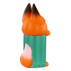 The back view of Kudara, a fox-shaped figurine by Konatsuya (JP), features a green body and orange head and tail. Its upright stance is reminiscent of Japanese art and captures the playful charm typical of Konatsu's creations.