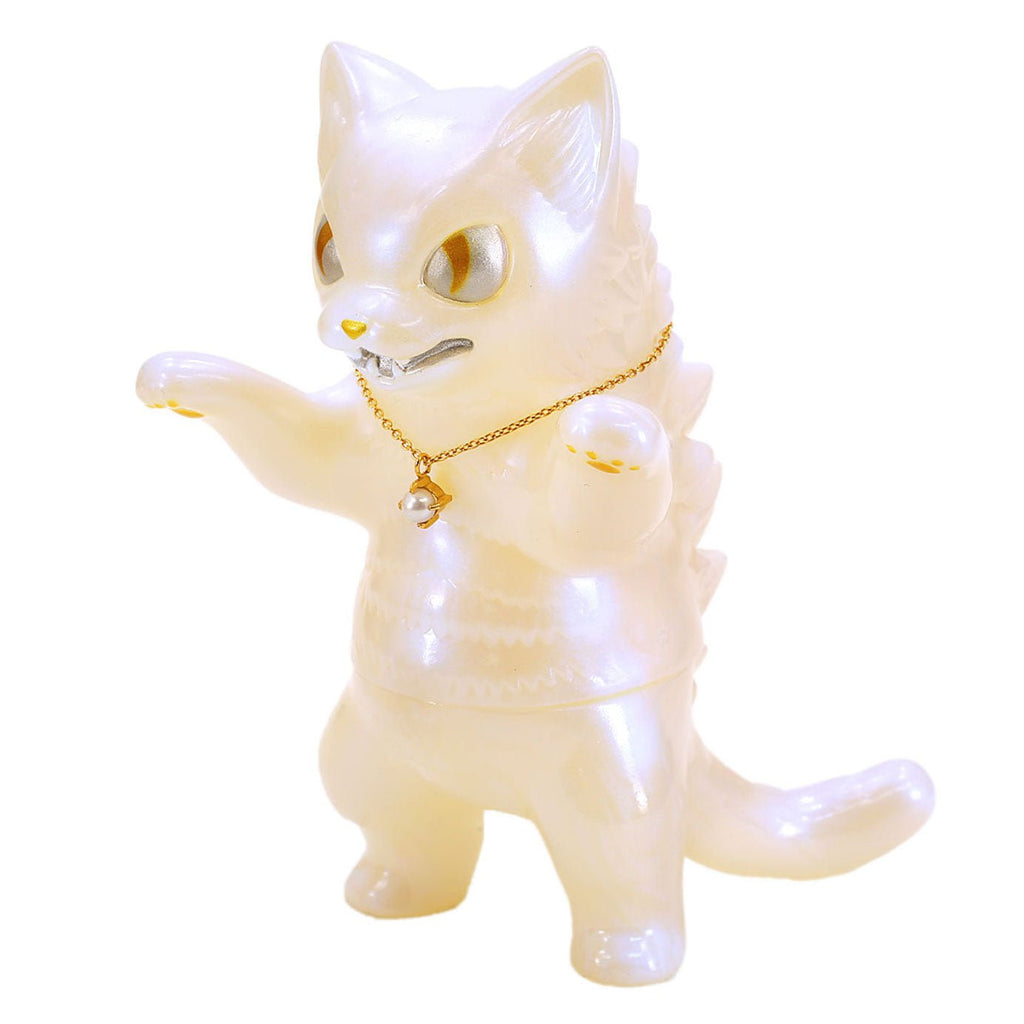 A white Negora Birthstone Collection — Pearl figurine of a cat with a pearl necklace by Konatsuya (JP).
