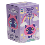 Add some playful charm to your collection with the Kaleidos Creative Widdle Baby Big World Bag Clip Blind Box. Packaged in a purple box featuring a cartoon cat character in a pink hood, plus cheerful rainbows, clouds, and stars. The text reads “I’m just a widdle baby” and “Widdle Baby Big World Bag Clip Blind Box.” Perfect for ages 15+.
