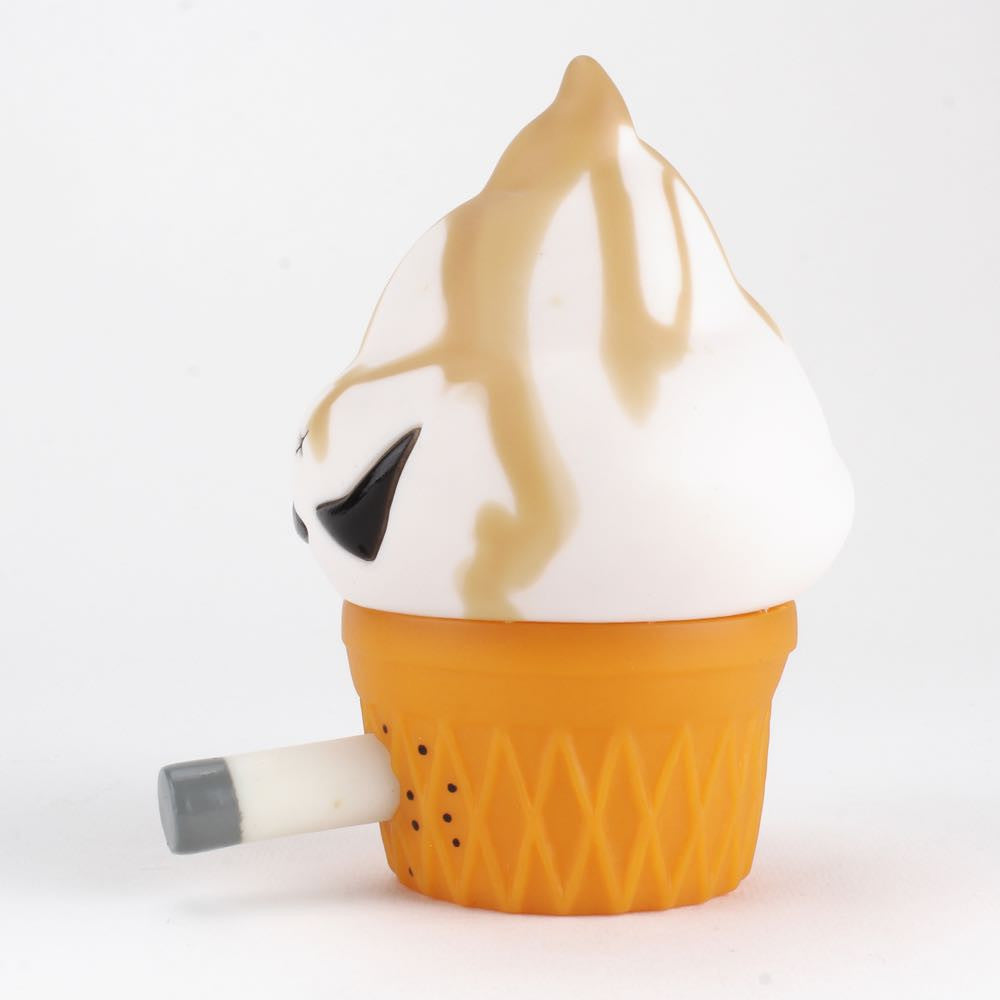 The Smorkin' Monger Jerome - Caramel Drizzle by Squibbles Ink + Rotofugi (US) is a special edition vinyl toy inspired by Frank Kozik's series, featuring a caramel drizzle and black sunglasses in an orange cone, complete with a removable white and gray straw. It's perfect for collectors.