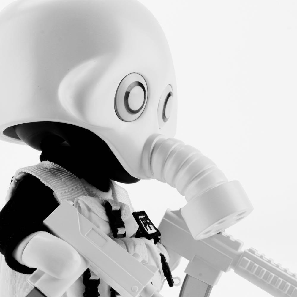 A stylized Squadt NOZZEL S005 [PEACE F***ER] vinyl figure by Playge (HK/US), dressed in white gear with a helmet and gas mask, wields two toy guns—ideal for collectors and fans of this unique series.