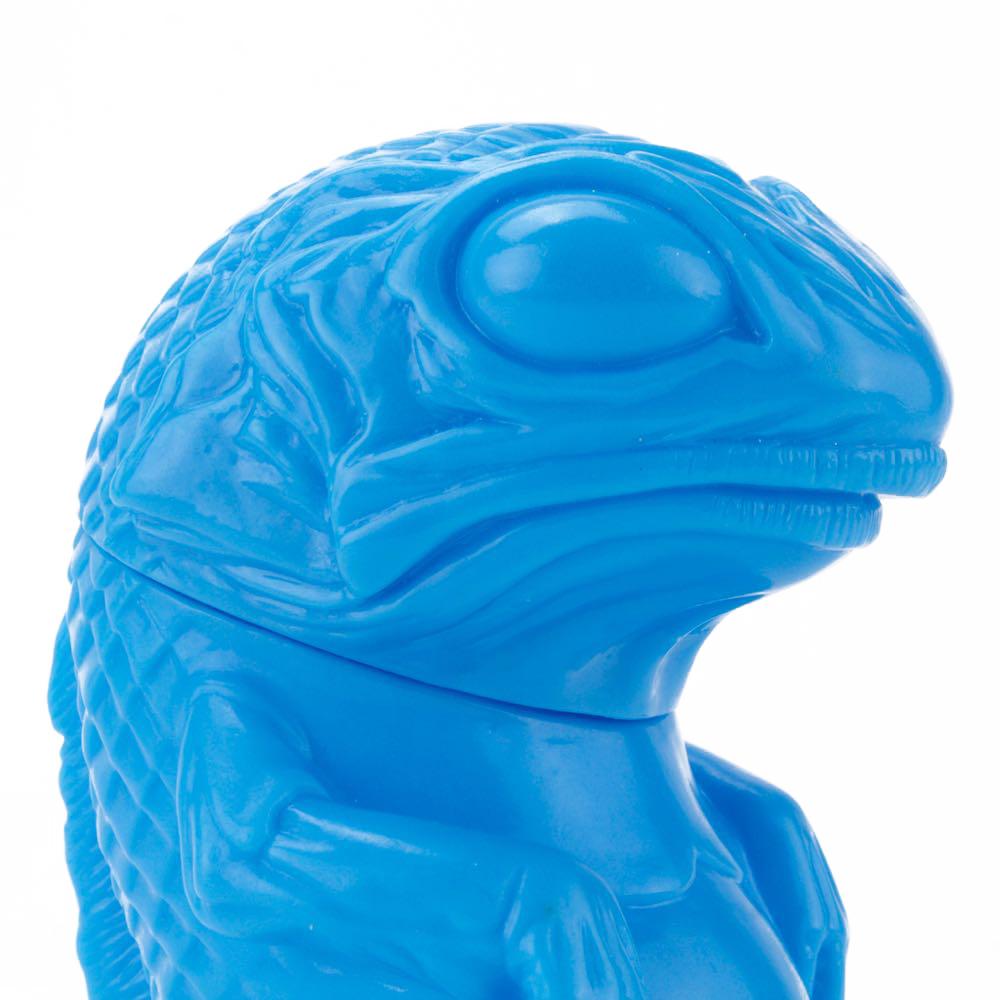 A Snybora toy lizard sculpted on a white background.