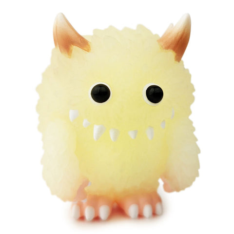 Designed by Paradise Toy (TW), this Mini Monster Fluffy — Yellow with big eyes is a whimsical creation by Hiroto Ohkubo.