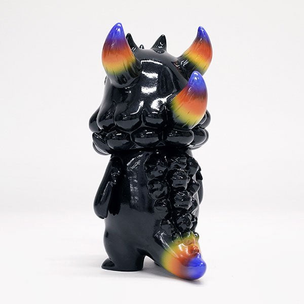 This black figurine from The Little Hut (HK) features Rainbow Horn Rangeas Jr. horns.